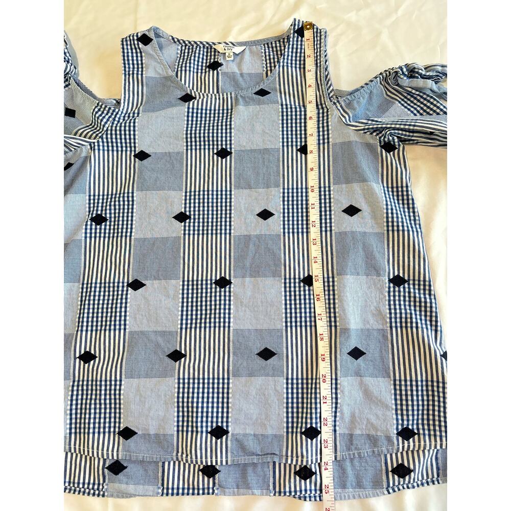 Crown & Ivy Blue White Cold Shoulder Round Neck Diamond Print Top Size Medium - Picture 11 of 12